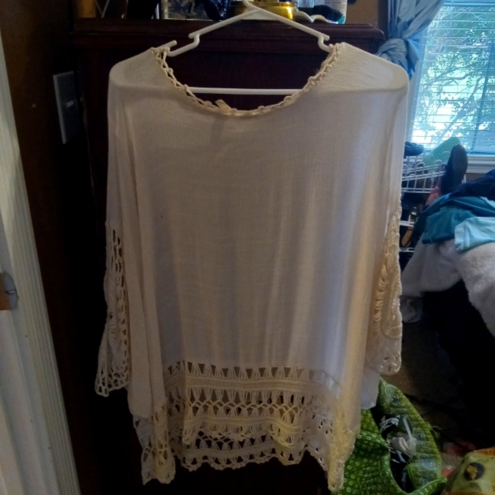 Overlarge sheer shamblouse